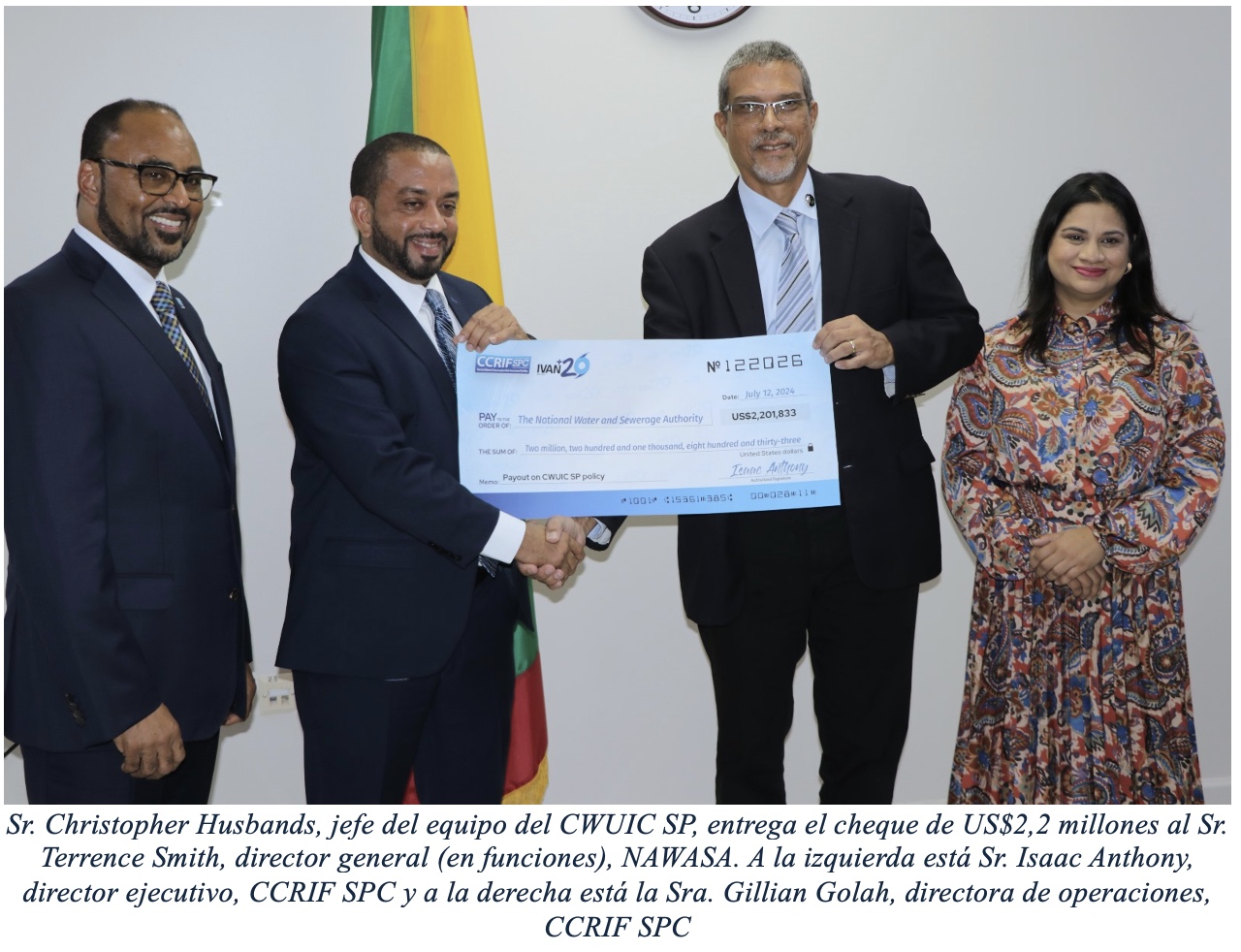 entrega el cheque de US$2,2 millones al Sr. Terrence Smith, director general (en funciones), NAWASA